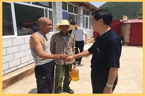 建投能源黨委副書記、紀(jì)委書記、工會主席李新浩到對口扶貧村調(diào)研，慰問當(dāng)?shù)厣罾щy群眾.jpg